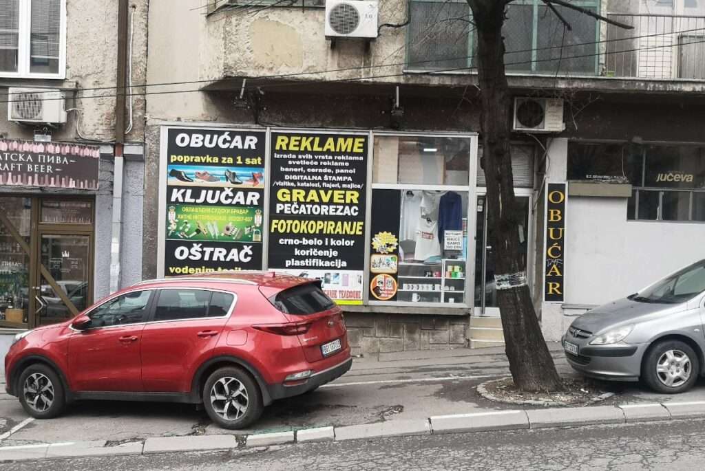 Ključar Vračar, Beograd: Majstor u radionici Zanatskog Centra NS koji drži ključ.kontakt