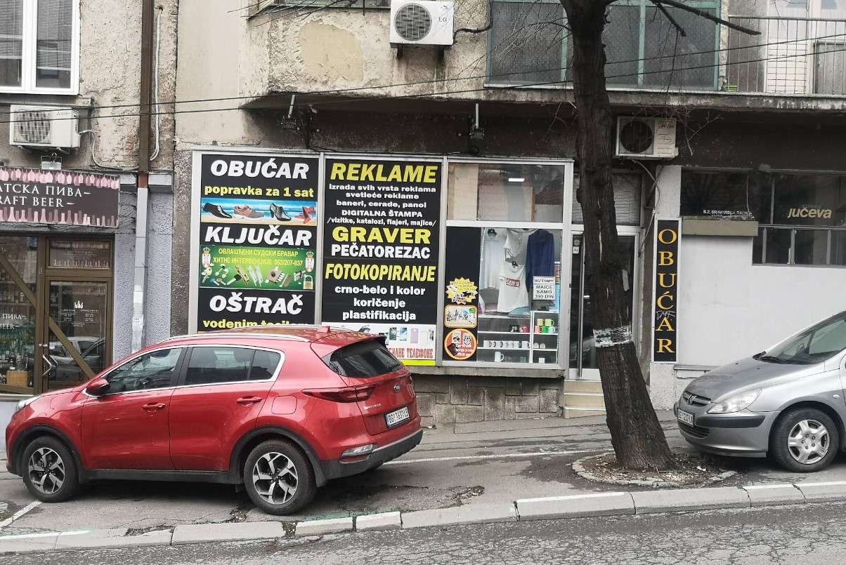 Ključar Vračar, Beograd: Majstor u radionici Zanatskog Centra NS koji drži ključ.kontakt